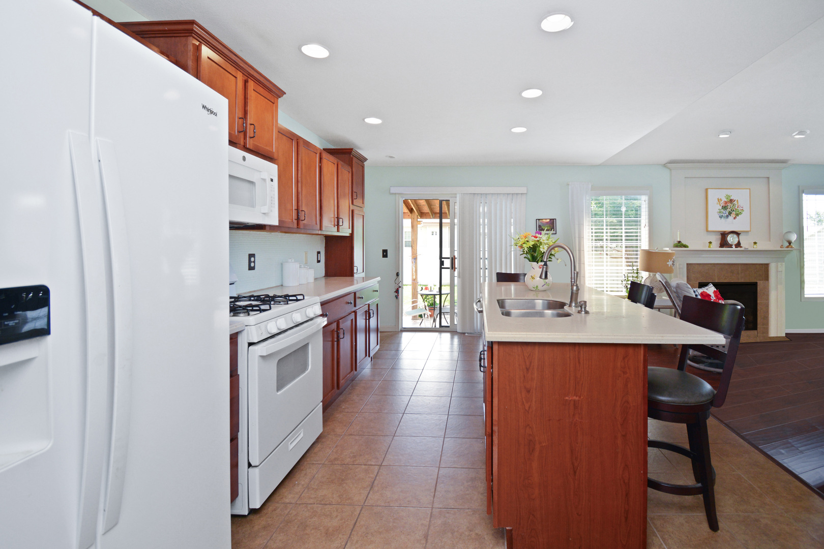 Bloomington, Illinois 61704, United States, 3 Bedrooms Bedrooms, ,3 BathroomsBathrooms,Residential,Contingent,186219