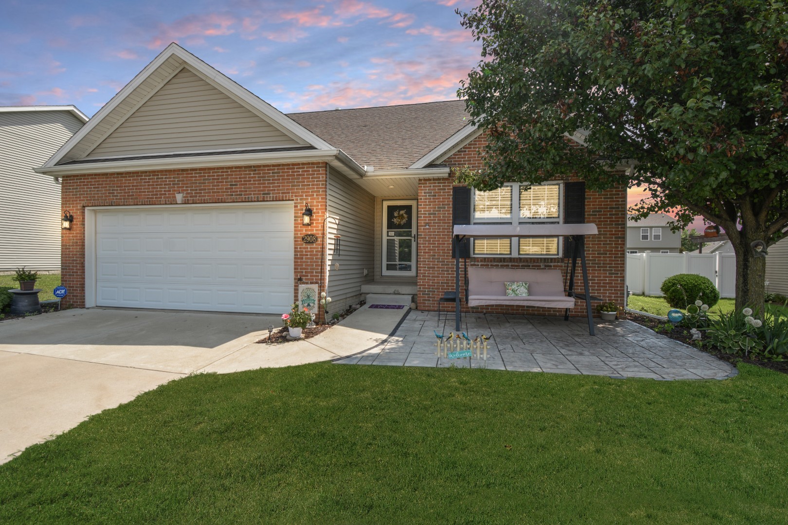 Bloomington, Illinois 61704, United States, 3 Bedrooms Bedrooms, ,3 BathroomsBathrooms,Residential,Contingent,186219