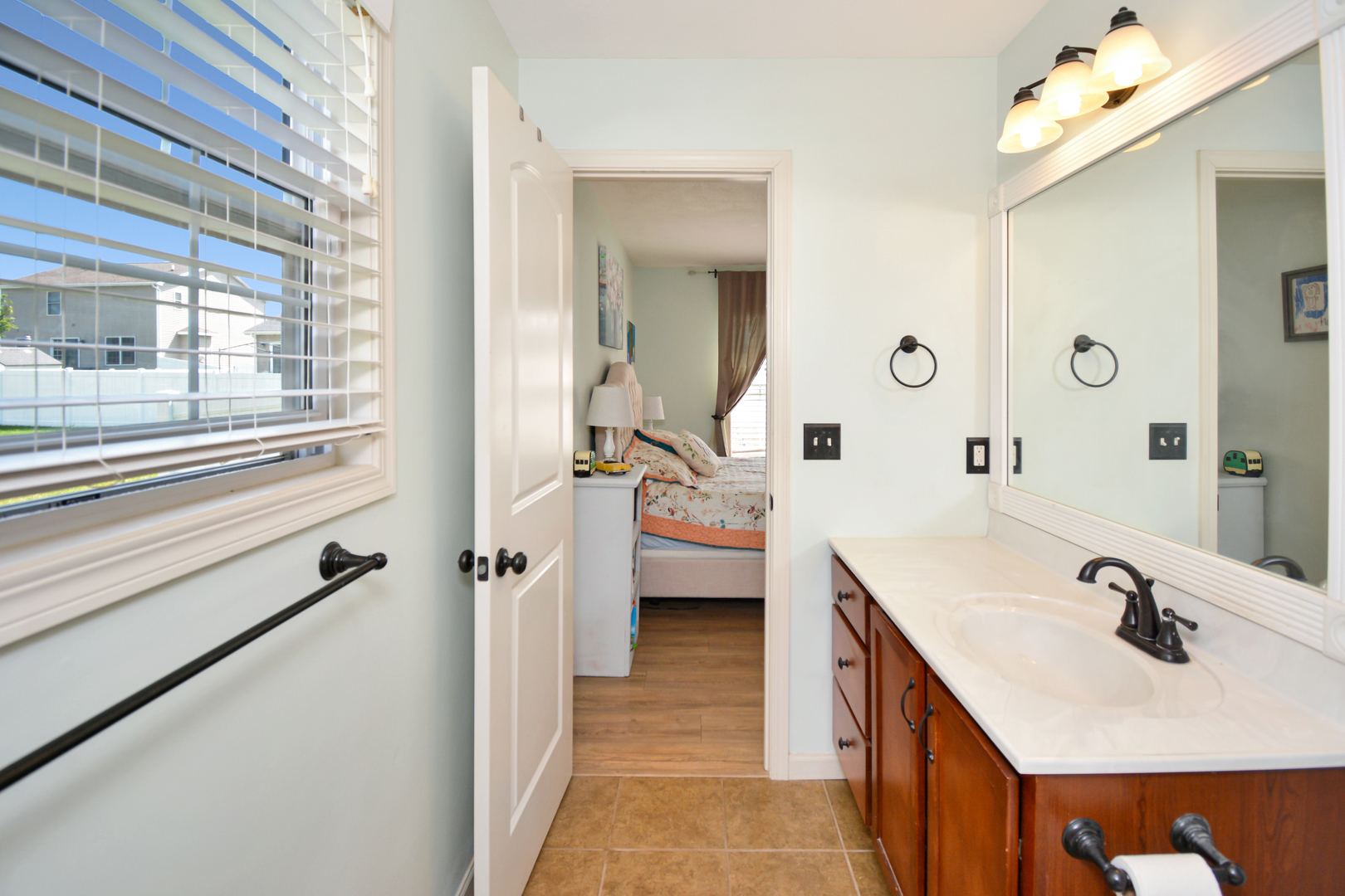 Bloomington, Illinois 61704, United States, 3 Bedrooms Bedrooms, ,3 BathroomsBathrooms,Residential,Contingent,186219