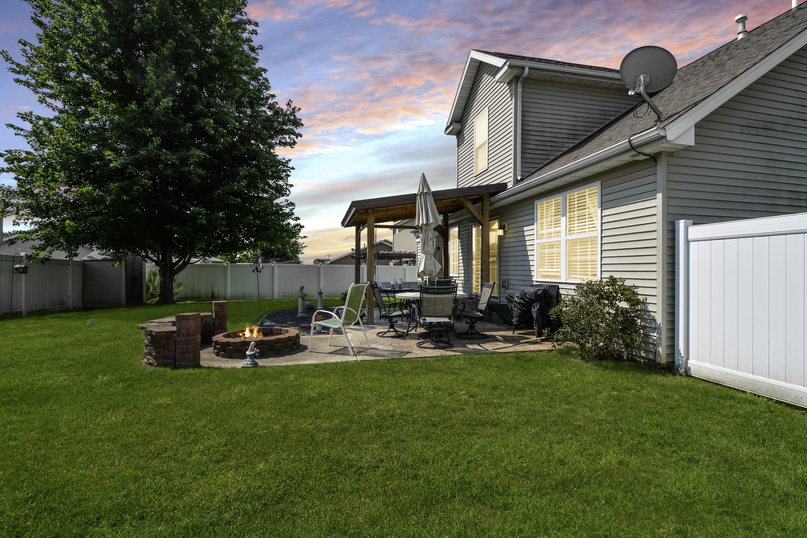 Bloomington, Illinois 61704, United States, 3 Bedrooms Bedrooms, ,3 BathroomsBathrooms,Residential,Contingent,186219