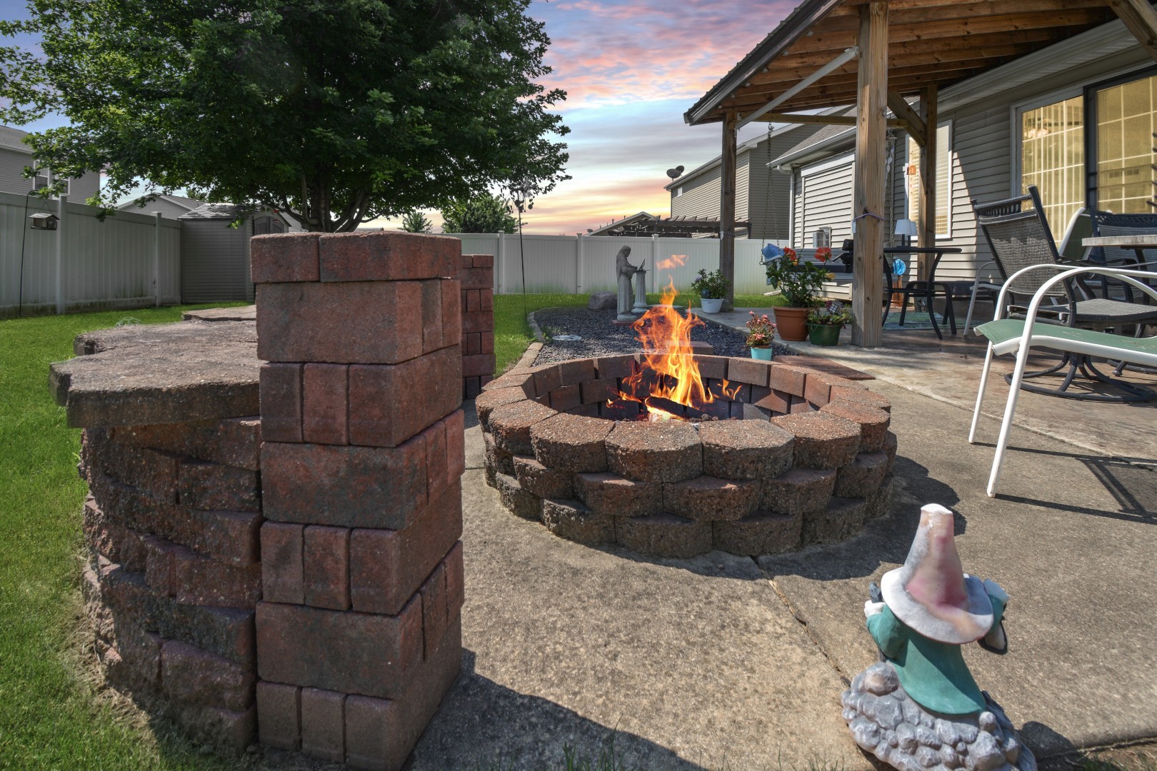 Bloomington, Illinois 61704, United States, 3 Bedrooms Bedrooms, ,3 BathroomsBathrooms,Residential,Contingent,186219