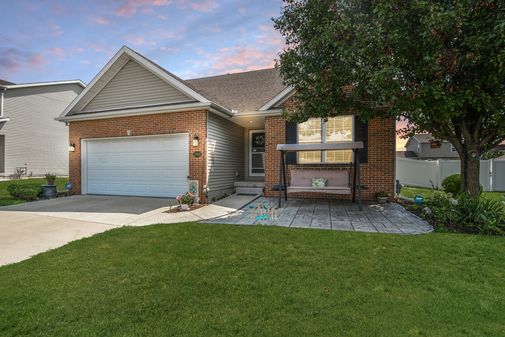 Bloomington, Illinois 61704, United States, 3 Bedrooms Bedrooms, ,3 BathroomsBathrooms,Residential,Contingent,186219