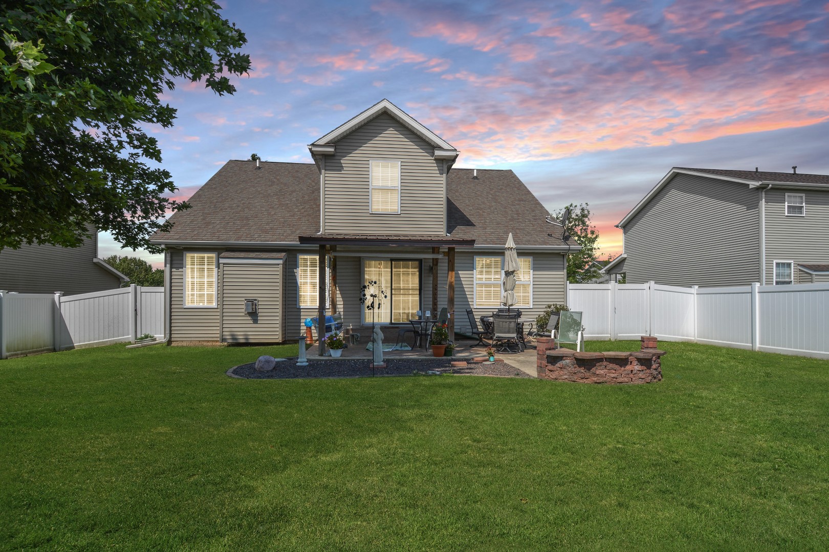 Bloomington, Illinois 61704, United States, 3 Bedrooms Bedrooms, ,3 BathroomsBathrooms,Residential,Contingent,186219