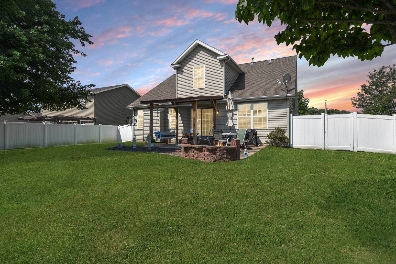 Bloomington, Illinois 61704, United States, 3 Bedrooms Bedrooms, ,3 BathroomsBathrooms,Residential,Contingent,186219