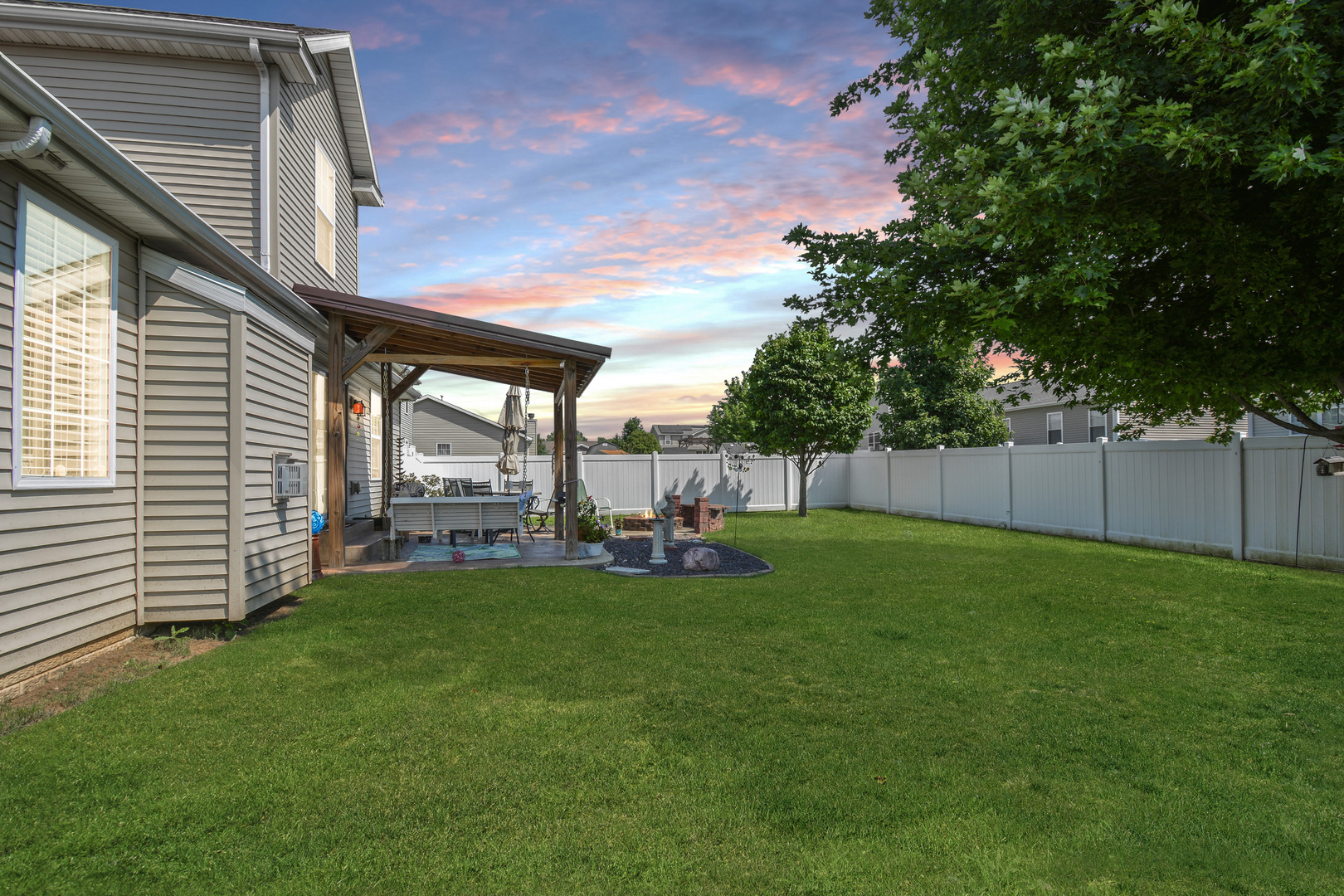 Bloomington, Illinois 61704, United States, 3 Bedrooms Bedrooms, ,3 BathroomsBathrooms,Residential,Contingent,186219