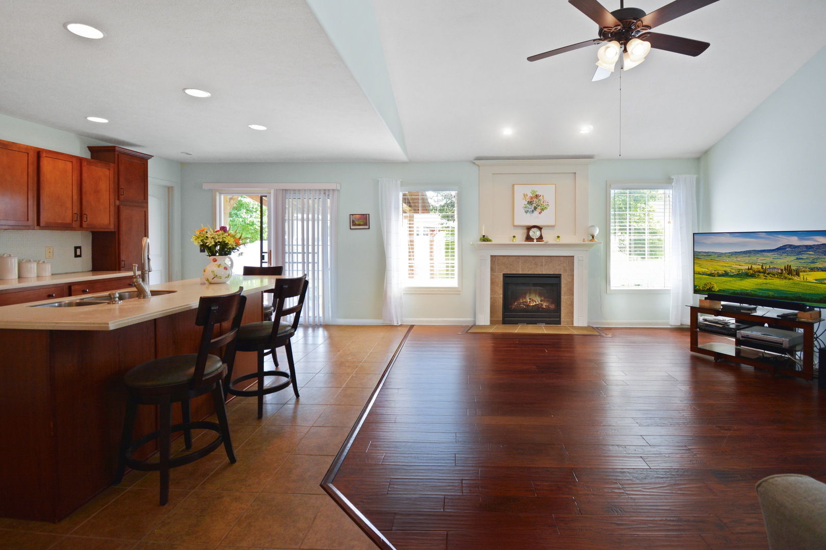 Bloomington, Illinois 61704, United States, 3 Bedrooms Bedrooms, ,3 BathroomsBathrooms,Residential,Contingent,186219