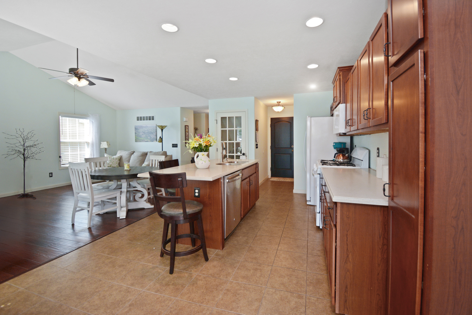 Bloomington, Illinois 61704, United States, 3 Bedrooms Bedrooms, ,3 BathroomsBathrooms,Residential,Contingent,186219