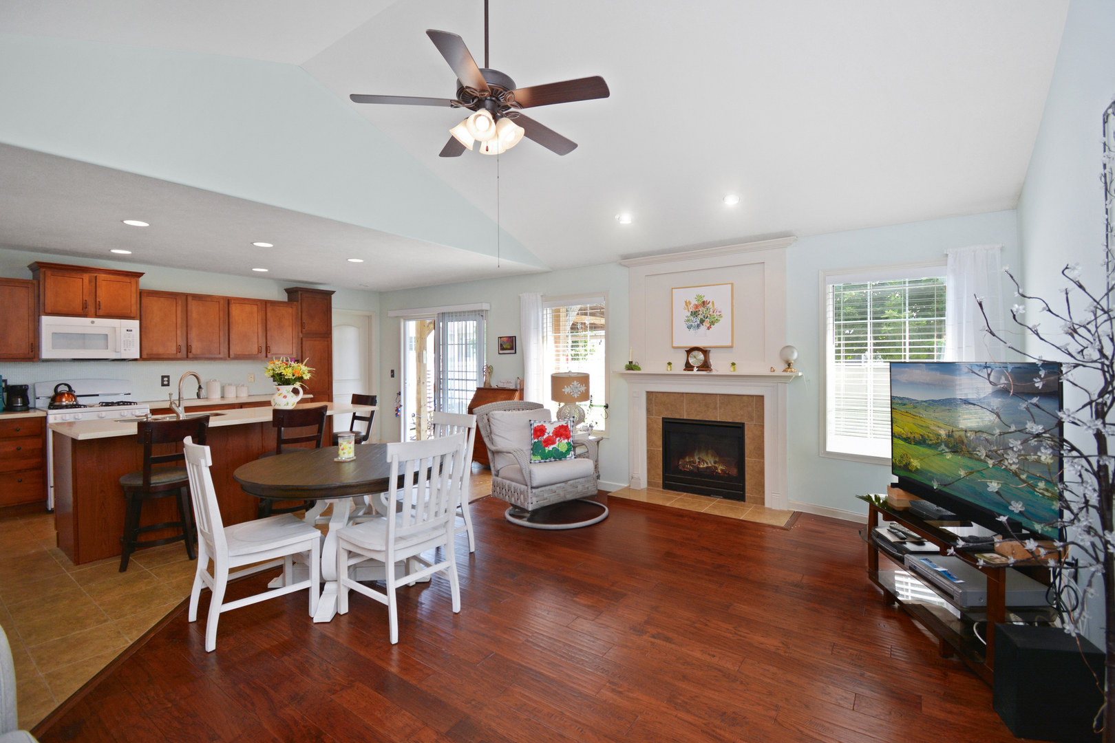 Bloomington, Illinois 61704, United States, 3 Bedrooms Bedrooms, ,3 BathroomsBathrooms,Residential,Contingent,186219