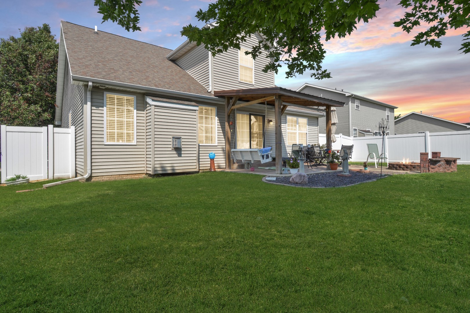 Bloomington, Illinois 61704, United States, 3 Bedrooms Bedrooms, ,3 BathroomsBathrooms,Residential,Contingent,186219