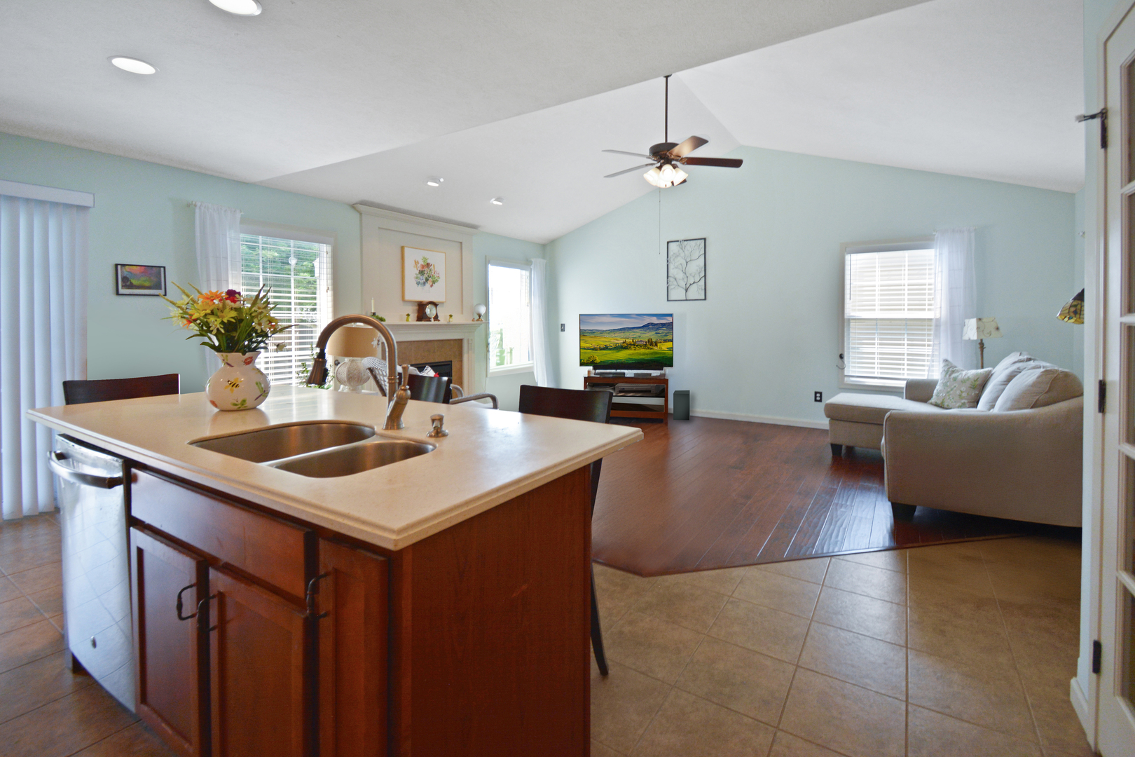 Bloomington, Illinois 61704, United States, 3 Bedrooms Bedrooms, ,3 BathroomsBathrooms,Residential,Contingent,186219