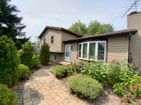 Photo of 592 Pine Grove Avenue, Gurnee, IL 60031 (MLS # 12767262)