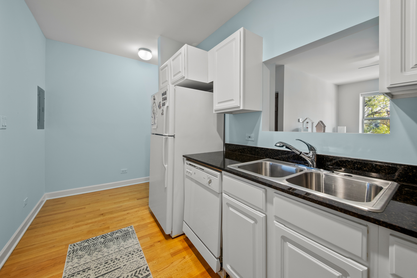 4602 N Kenneth Avenue 3B