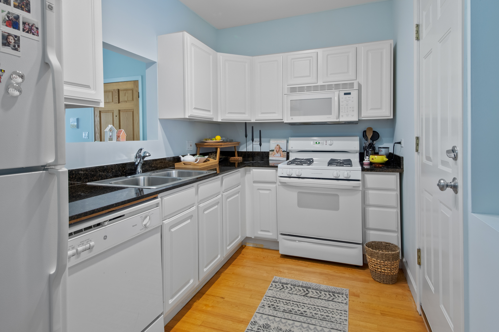 4602 N Kenneth Avenue 3B