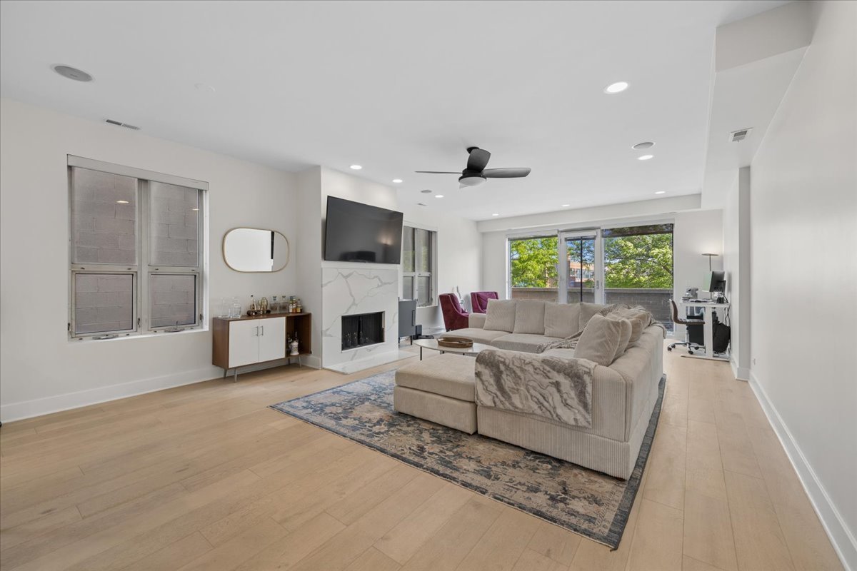 1850 W Division Street 2C