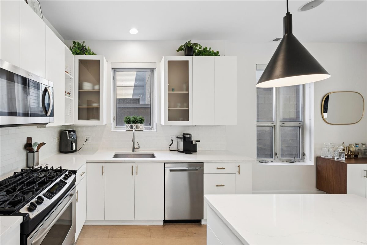 1850 W Division Street 2C