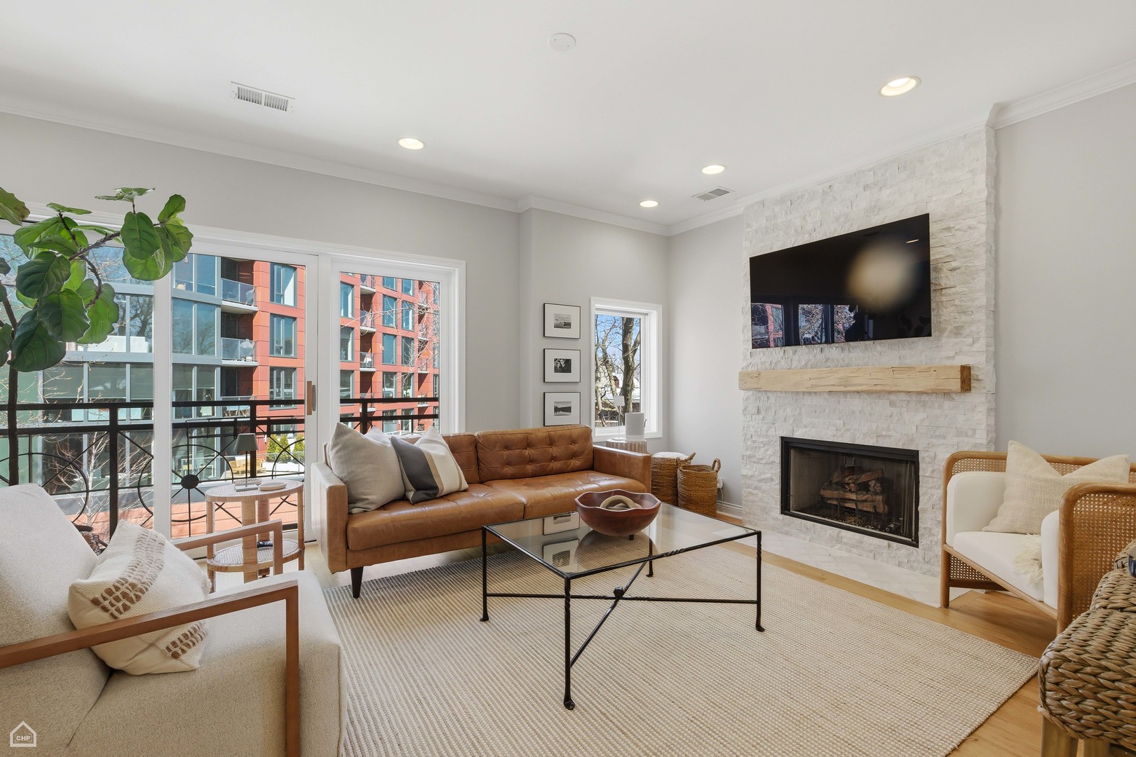 923 W ALTGELD Street 4