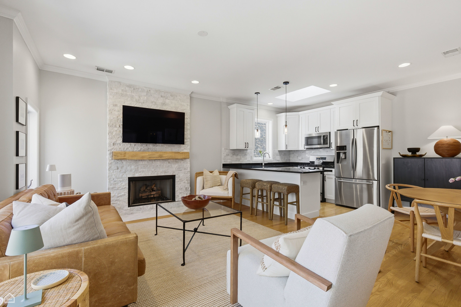 923 W ALTGELD Street 4