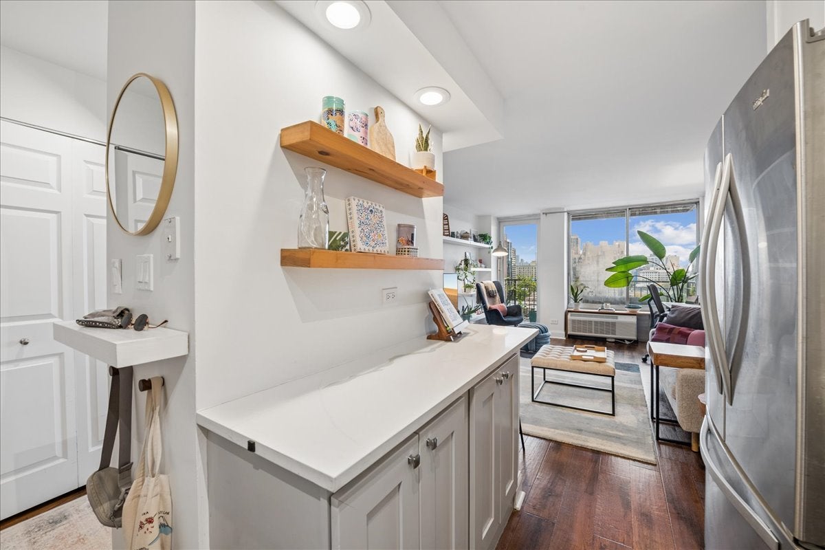 450 W Briar Place 11K
