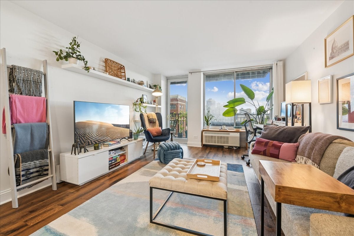 450 W Briar Place 11K
