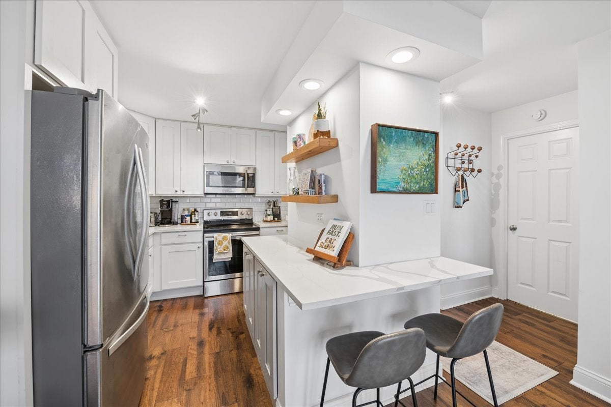 450 W Briar Place 11K