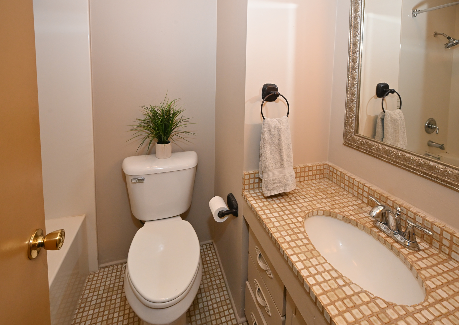 Elk Grove Village, Illinois 60007, United States, 3 Bedrooms Bedrooms, ,2 BathroomsBathrooms,Residential,Contingent,247694