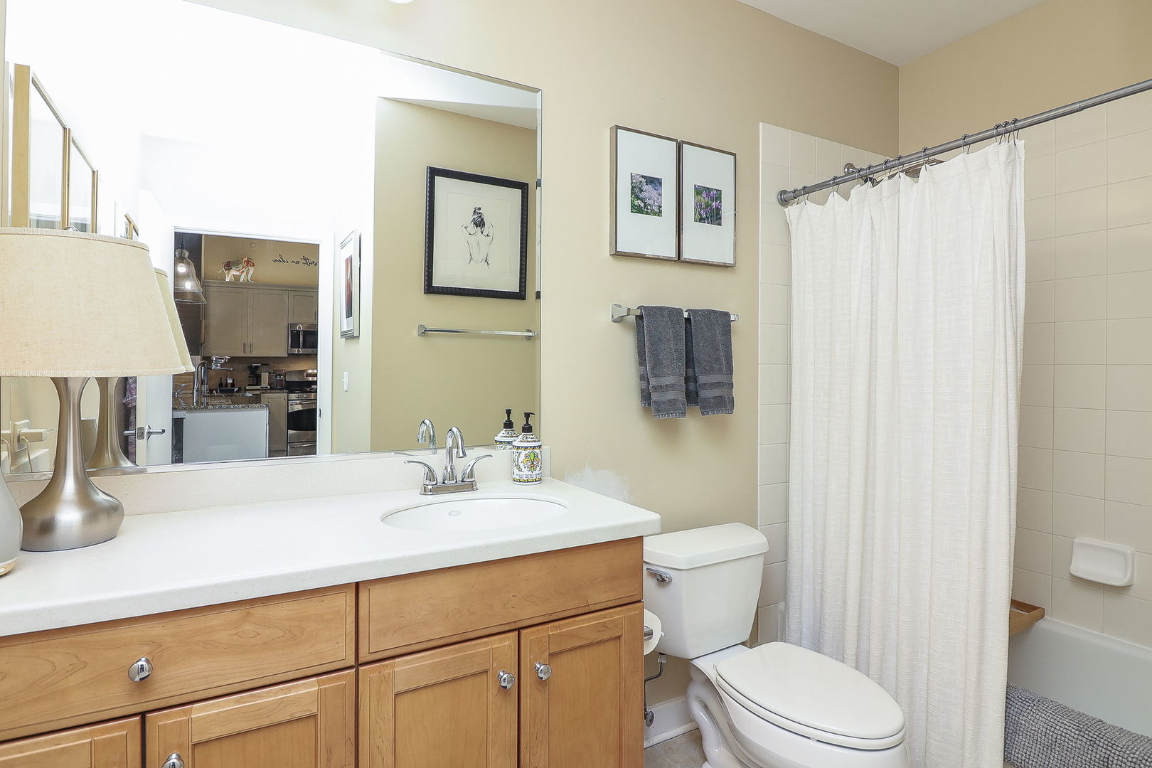 Burr Ridge, Illinois 60527, United States, 2 Bedrooms Bedrooms, ,2 BathroomsBathrooms,Residential,Active,177157