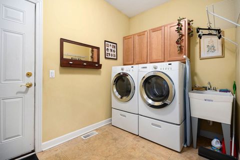 Tiny photo for 63 Oak Creek Court, North Aurora, IL 60542 (MLS # 12582688)