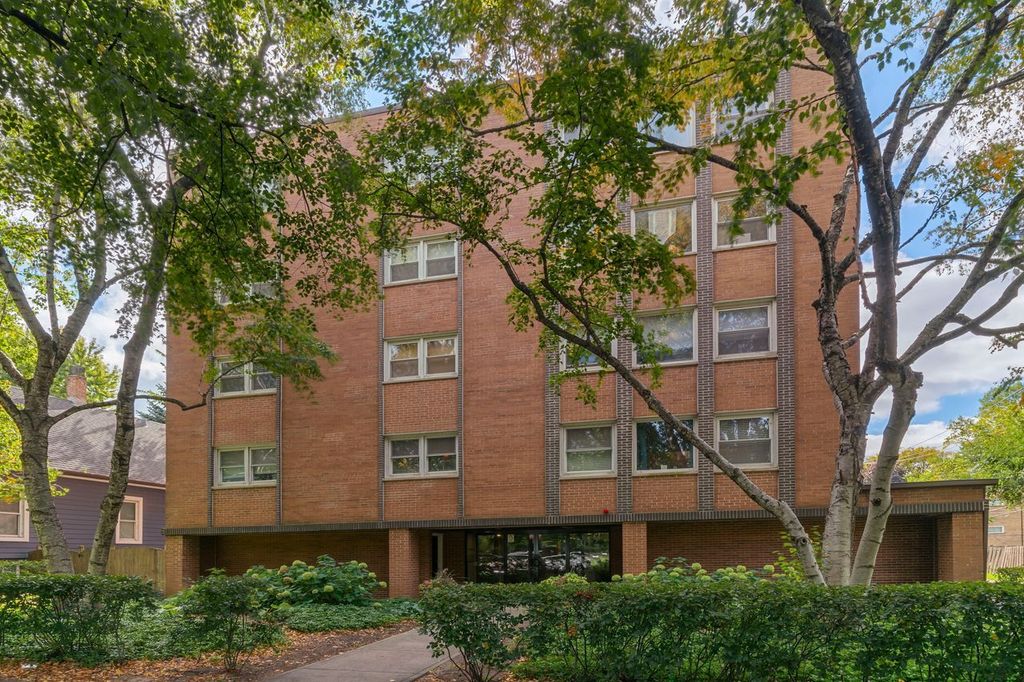 Photo for 612 Mulford Street #203, Evanston, IL 60202 (MLS # 12503660)
