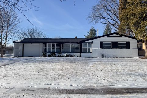 Photo of 1424 Comanche Drive, Rockford, IL 61107 (MLS # 12555423)