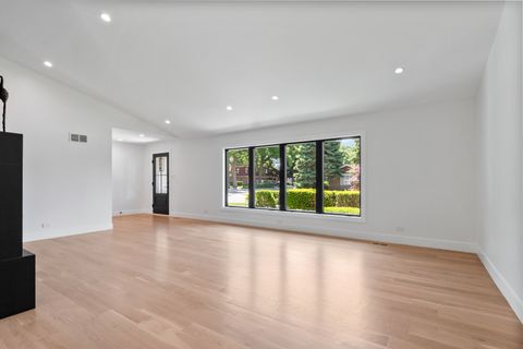 Tiny photo for 6600 N Kenton Avenue, Lincolnwood, IL 60712 (MLS # 12685697)