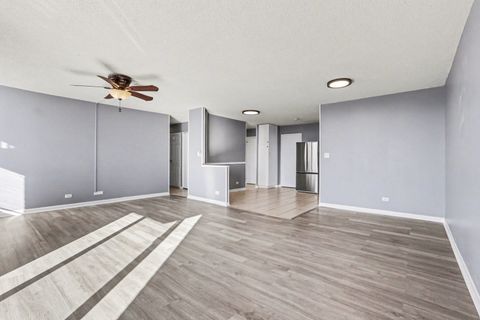 Tiny photo for 2201 S Highland Avenue #4L, Lombard, IL 60148 (MLS # 12598066)