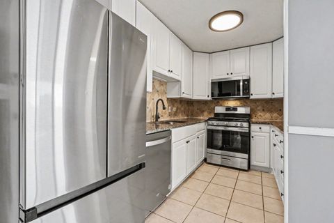 Tiny photo for 2201 S Highland Avenue #4L, Lombard, IL 60148 (MLS # 12598066)