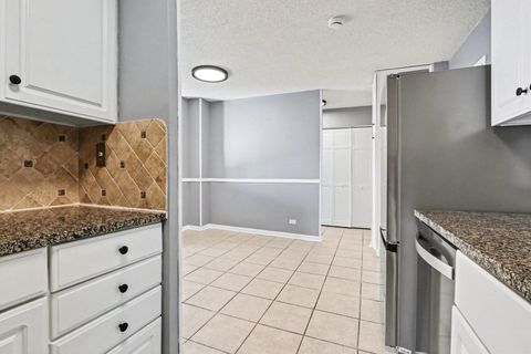 Tiny photo for 2201 S Highland Avenue #4L, Lombard, IL 60148 (MLS # 12598066)