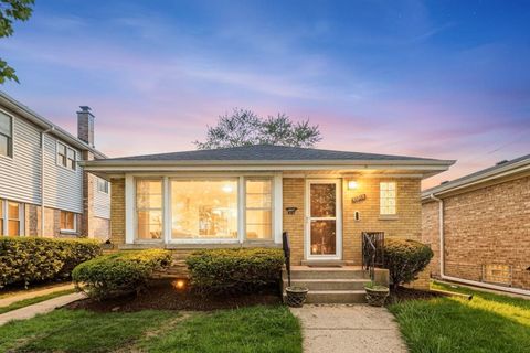 Photo of 6344 N Kildare Avenue, Chicago, IL 60646 (MLS # 12616711)