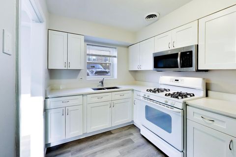 Tiny photo for 7404 N Sheridan Road #G, Chicago, IL 60626 (MLS # 12586730)