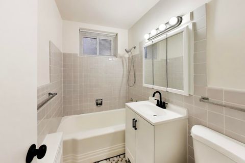 Tiny photo for 7404 N Sheridan Road #G, Chicago, IL 60626 (MLS # 12586730)