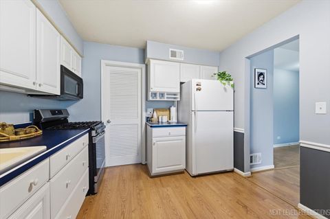 Tiny photo for 870 S Kilkenny Drive #D, Wheaton, IL 60189 (MLS # 12596470)