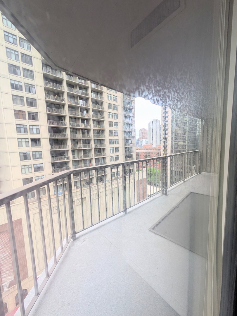 10 E ONTARIO Street 1105