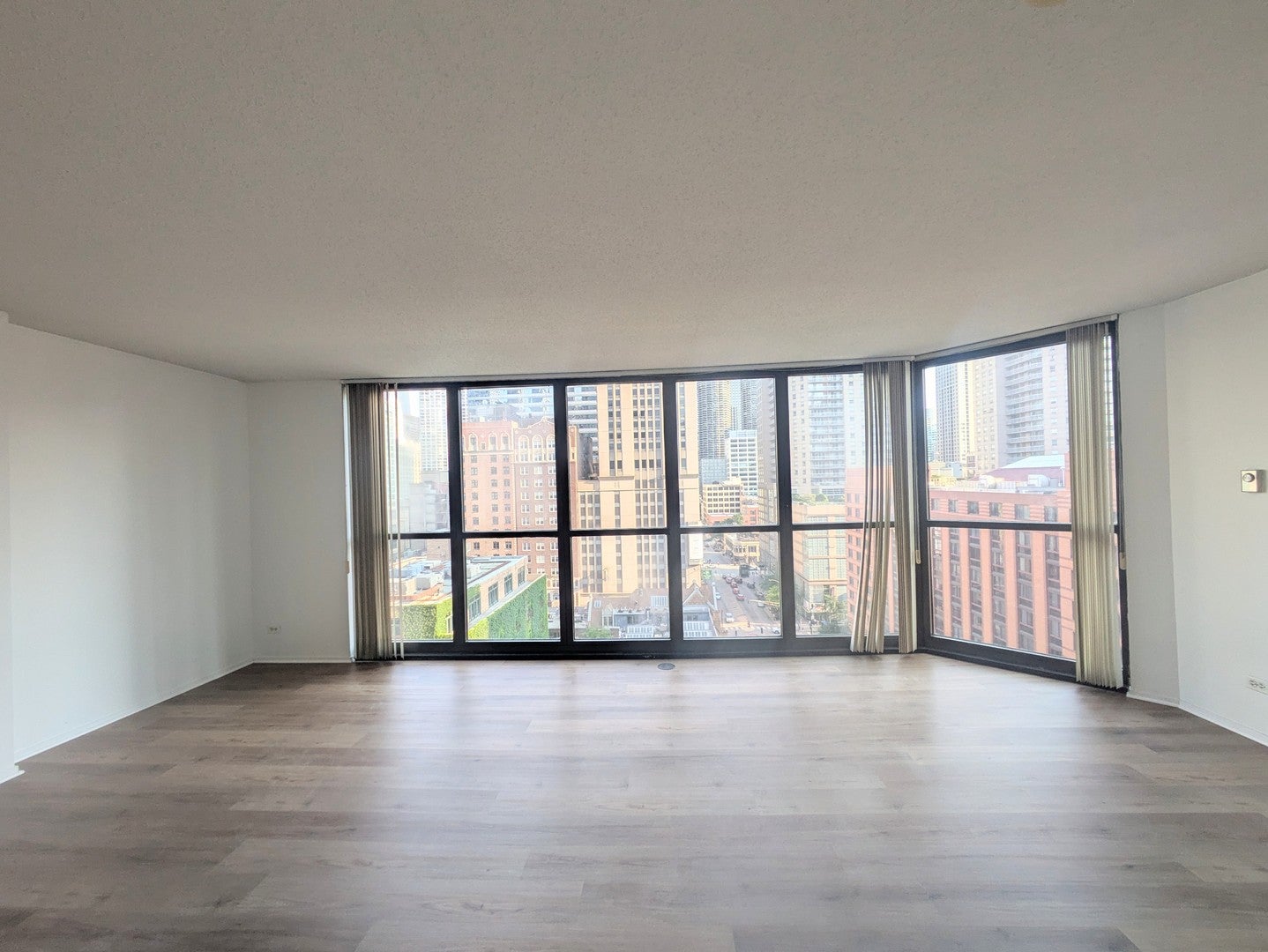 10 E ONTARIO Street 1105