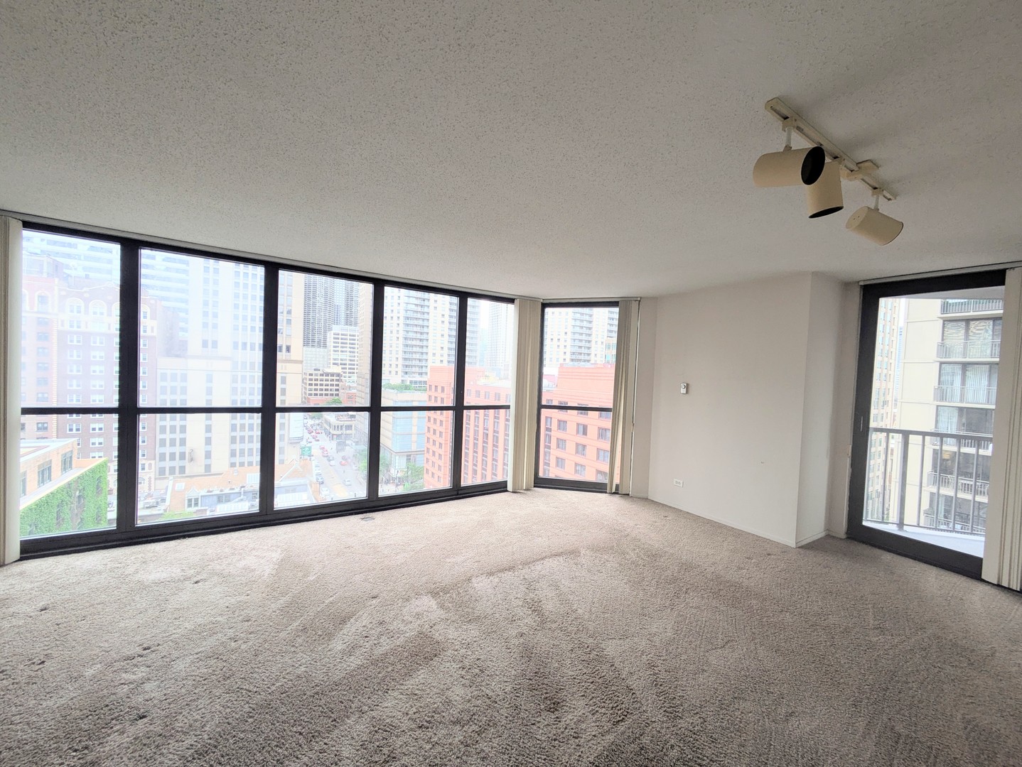 10 E ONTARIO Street 1105