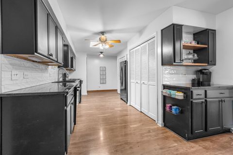 Tiny photo for 933 N Midlothian Road, Mundelein, IL 60060 (MLS # 12625392)
