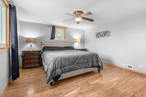 Tiny photo for 933 N Midlothian Road, Mundelein, IL 60060 (MLS # 12625392)