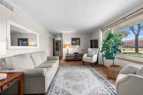 Tiny photo for 933 N Midlothian Road, Mundelein, IL 60060 (MLS # 12625392)