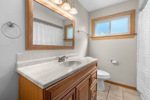 Tiny photo for 933 N Midlothian Road, Mundelein, IL 60060 (MLS # 12625392)