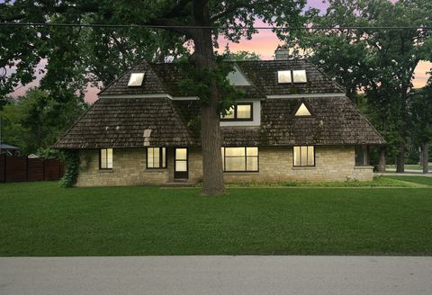 Photo of 198 Oakwood Drive, Wood Dale, IL 60191 (MLS # 12669958)