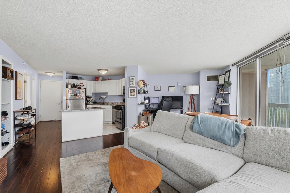 545 N DEARBORN Street 1210