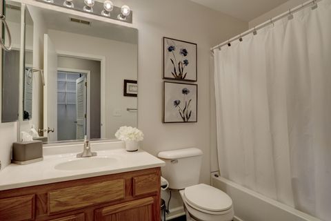 Tiny photo for 563 Willow Way #563, Lindenhurst, IL 60046 (MLS # 12647452)