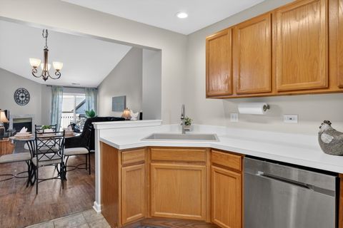 Tiny photo for 563 Willow Way #563, Lindenhurst, IL 60046 (MLS # 12647452)