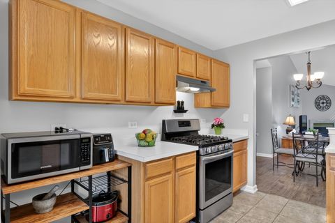 Tiny photo for 563 Willow Way #563, Lindenhurst, IL 60046 (MLS # 12647452)