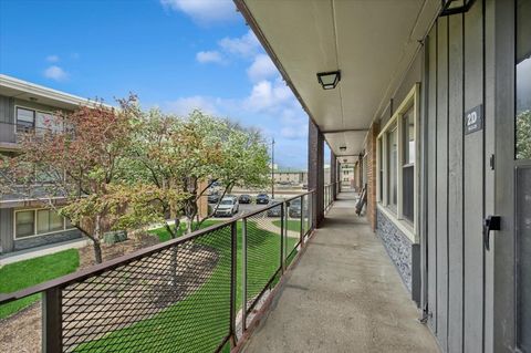 Tiny photo for 9620 W Higgins Road #2D, Rosemont, IL 60018 (MLS # 12622558)